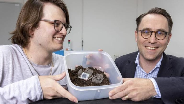 Photo of Xavier Aeby and Gustav Nyström who invented the biodegradable battery