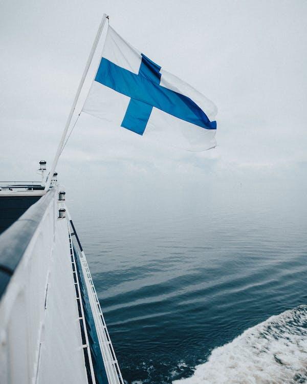 Image of the Finnish flag on a boat