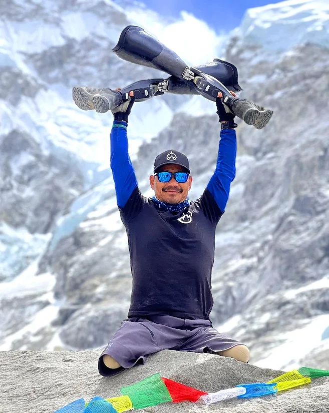Double amputee Gurka veteran reaches the peak of Mount Everest